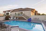 Swimming Pool La Quinta Inn & Suites by Wyndham Woodburn