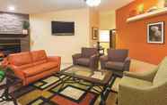 Lobi 3 La Quinta Inn & Suites by Wyndham Woodburn