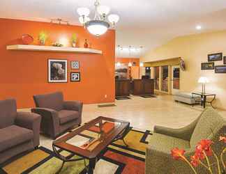 Lobby 2 La Quinta Inn & Suites by Wyndham Woodburn