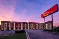 Bangunan Red Roof Inn PLUS+ Huntsville - Madison