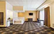 Bedroom 4 Quality Suites Milwaukee Airport