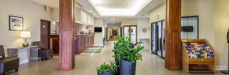 Lobi Quality Suites Milwaukee Airport