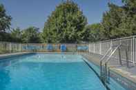 Swimming Pool Rodeway Inn Fallsview