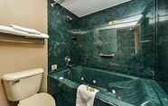 Toilet Kamar 4 Super 8 by Wyndham Clarksville Northeast