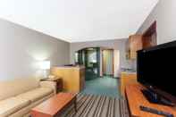 Common Space Super 8 by Wyndham Clarksville Northeast