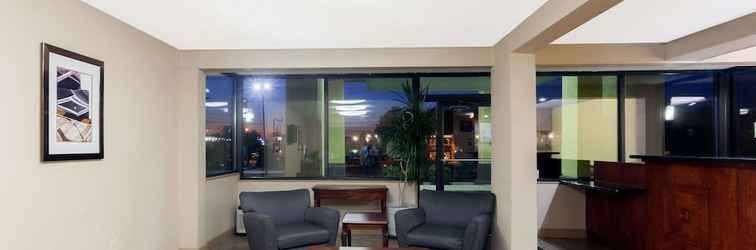 Lobby Super 8 by Wyndham Clarksville Northeast