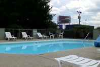 Swimming Pool Super 8 by Wyndham Clarksville Northeast