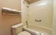In-room Bathroom 5 Super 8 by Wyndham Clarksville Northeast