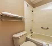 In-room Bathroom 5 Super 8 by Wyndham Clarksville Northeast