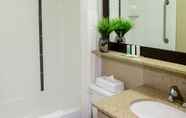 In-room Bathroom 6 Quality Inn & Suites Brossard