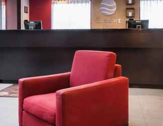 Lobby 2 Comfort Inn Winnipeg Airport