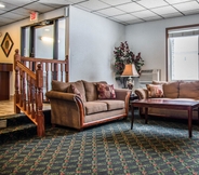 Lobi 4 Hudson Inn & Suites