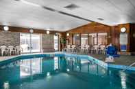 สระว่ายน้ำ Hudson Inn & Suites