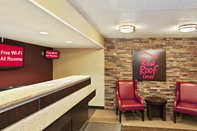 Lobi Red Roof Inn Fairmont