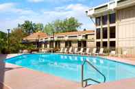 Swimming Pool DoubleTree by Hilton Sacramento