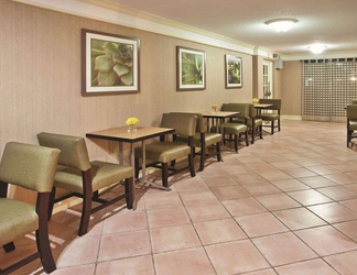 Lobby 2 La Quinta Inn by Wyndham Savannah Midtown