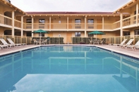 Swimming Pool La Quinta Inn by Wyndham Savannah Midtown