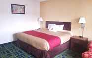 Bedroom 4 Econo Lodge Evansville