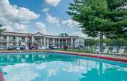 Swimming Pool 7 Econo Lodge Evansville