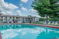 Kolam Renang Econo Lodge Evansville