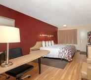 Bedroom 7 Red Roof Inn Detroit - Roseville/ St Clair Shores