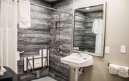 In-room Bathroom 7 SureStay Plus by Best Western Santa Clara Silicon Valley