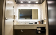 In-room Bathroom 5 SureStay Plus by Best Western Santa Clara Silicon Valley