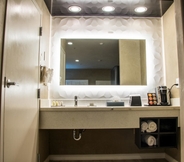 Bilik Mandi dalam Bilik 5 SureStay Plus by Best Western Santa Clara Silicon Valley