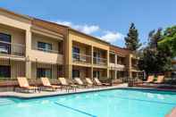 Swimming Pool Courtyard by Marriott Pleasanton