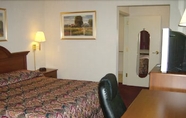 Phòng ngủ 2 Harrisonville Inn & Suites