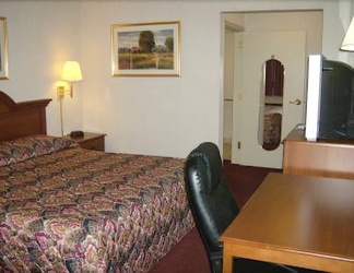 Phòng ngủ 2 Harrisonville Inn & Suites