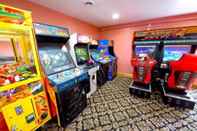 Entertainment Facility Days Inn by Wyndham Mackinaw City - Lakeview