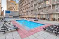 Swimming Pool Ramada Plaza by Wyndham Calgary Downtown