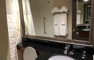 Toilet Kamar 6 Best Western Plus Augusta Civic Center Inn