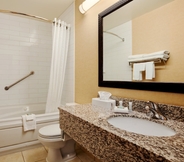 In-room Bathroom 7 Travelodge by Wyndham Saskatoon