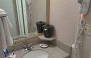 Toilet Kamar 6 Baymont by Wyndham Madison Heights Detroit Area