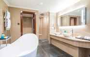 Toilet Kamar 6 Radisson Blu Edwardian Heathrow Hotel & Conference Centre, London