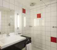 In-room Bathroom 4 Northampton Town Centre Hotel