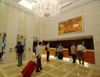 Lobby 2 Wharney Hotel