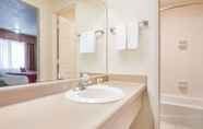 Toilet Kamar 7 Days Inn by Wyndham Ottawa