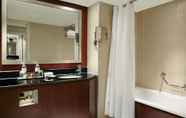 In-room Bathroom 6 Sheraton Skyline Hotel London Heathrow