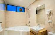 In-room Bathroom 4 Best Western Mahoneys Motor Inn