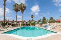 Kolam Renang Days Inn by Wyndham Camarillo - Ventura