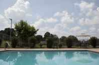 Hồ bơi Red Roof Inn & Suites Jackson, TN