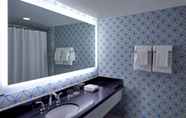 Phòng tắm bên trong 5 Le Meridien Delfina Santa Monica