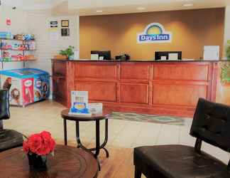 Lobi 2 Days Inn by Wyndham Frederick