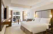 Kamar Tidur 5 The Royal Pacific Hotel & Towers