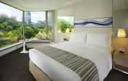 Kamar Tidur 4 The Royal Pacific Hotel & Towers