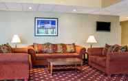 Lobi 2 Norwood Inn & Suites North Conference Center