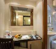 In-room Bathroom 6 Hotel Tritone